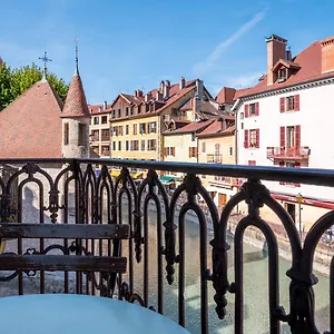 https://hotel-du-palais-de-lisle.hotels-rhonealpes.com