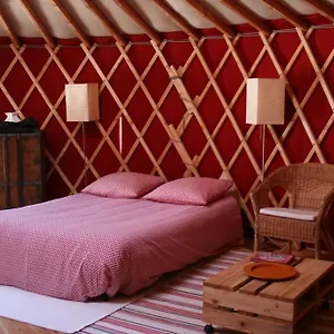 https://yourtes-en-terrasse.hotels-rhonealpes.com